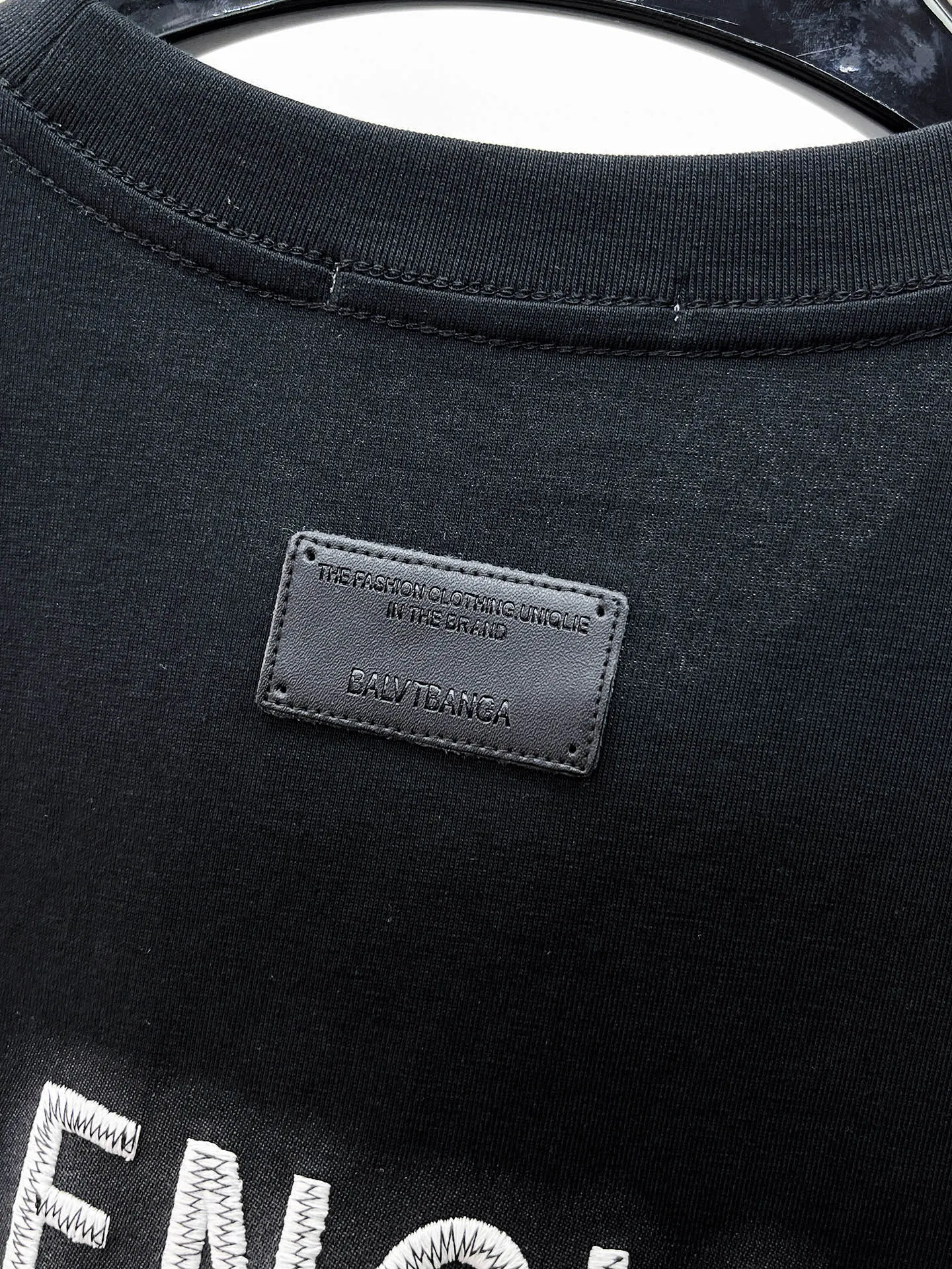 Balenciaga's high-end top-quality products 🐮2026 Spring and Summer New Arrival first counter, the latest New Arrival short-sleeved round neck T-shirt, Premium customized design, avant-garde and fashionable! Brand logo heavy craftsmanship design Premium customized 260g fabric. Soft to the touch. Comfortable to wear. Counter-level exquisite stitching. Fine workmanship. The upper body effect is incomparably handsome! A must-have item for men and women with the same style! Sizes: S~XXL When placing an order, please state your height and weight. The maximum wearing size is 210 pounds (one size larger)